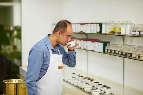 ¿Cómo obtiene nuestro té en Basilur?
